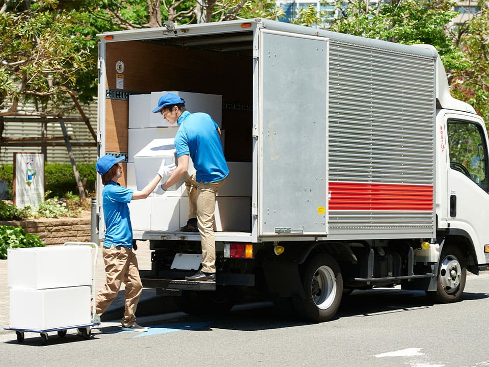 導入：引越し作業をするスタッフ